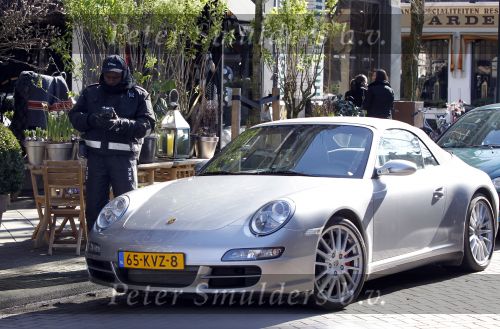 Amsterdam 10 maart 2010
Danielle Overgaag krijgt bekeuring voor niet betaald parkeren op de cornelis schuytstraat. Danielle rijdt in porsche 911 cabrio.
Peter Smulders bv