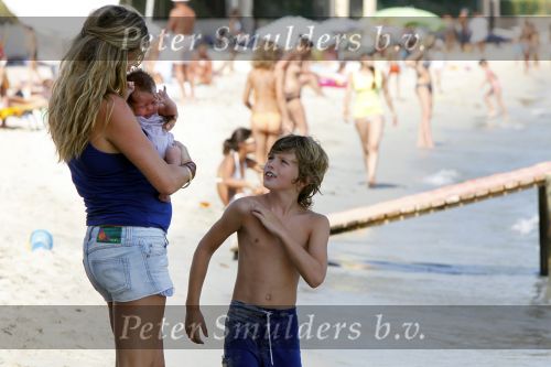 Saint Tropez 31 juli 2009
Danielle Overgaag Oerlemans met dochter Kate  Thijmen Fiene en benjamin op vakantie op saint Tropez.
Peter Smulders bv
