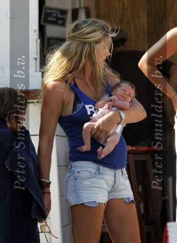 Saint Tropez 31 juli 2009
Danielle Overgaag Oerlemans met dochter Kate  Thijmen Fiene en benjamin op vakantie op saint Tropez.
Peter Smulders bv