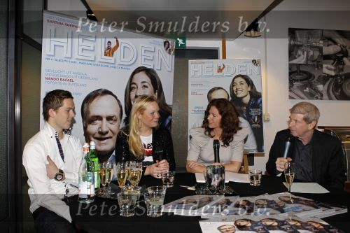 Amsterdam 10 maart 2010
Presentatie blad helden Frits en barbara barend bij gassan diamonds . Debbie en Tim Koeman
Peter Smulders bv