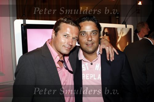 Amsterdam 2 juni 2009
Presentatie van de nieuwe samsung lady phone in de duif. Dennis Rugenbregt met Batul van Buddha to Buddha
Peter Smulders bv
