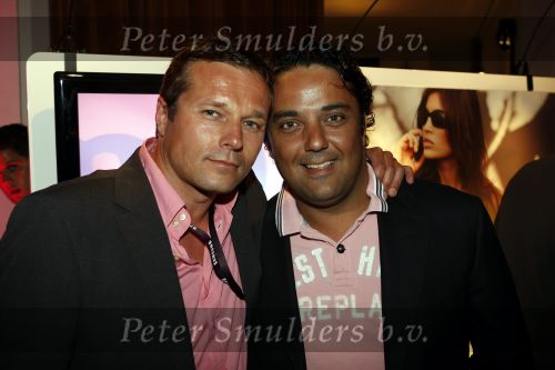 Amsterdam 2 juni 2009
Presentatie van de nieuwe samsung lady phone in de duif. Dennis Rugenbregt met Batul van Buddha to Buddha
Peter Smulders bv
