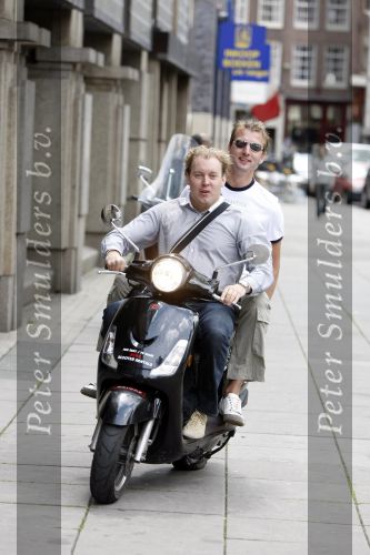 Amsterdam 18 juni 2009
Dads moment georganiseerd door the class company.
De heren gingen op scooters door de stad. Dennis v Tellingen met Jerry Velthoen
Peter Smulders bv