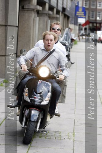 Amsterdam 18 juni 2009
Dads moment georganiseerd door the class company.
De heren gingen op scooters door de stad. Dennis v Tellingen met Jerry Velthoen
Peter Smulders bv