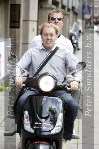 Amsterdam 18 juni 2009
Dads moment georganiseerd door the class company.
De heren gingen op scooters door de stad. Dennis v Tellingen met Jerry Velthoen
Peter Smulders bv