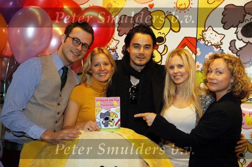 Amsterdam 16 maart 2010
Dinand Woesthoff ontvangt de eerste dvd van Woezel en Pip uit handen van Bettina Holwerda.
Peter Smulders bv