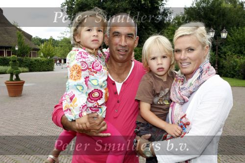 Kaatsheuvel 2 augustus 2009
Premiere show in de efteling. Pim Vosmaer en Dominique v Vliet met tweeling
Peter Smulders bv