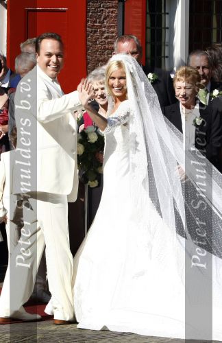 Fijnaart Willemstad 9 mei 2008
Trouwen Frans Bauer en Mariska. Christian Jan en Frans Jr zijn natuurlijk erbij.
Op de foto de vermoorde Tante Doortje Bauer met achter haar, d\'r man Giel de Krom    Tante Doortje de Krom
Peter Smulders bv