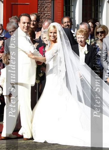 Fijnaart Willemstad 9 mei 2008
Trouwen Frans Bauer en Mariska. Christian Jan en Frans Jr zijn natuurlijk erbij.
Op de foto de vermoorde Tante Doortje Bauer met achter haar, d\'r man Giel de Krom    Tante Doortje de Krom
Peter Smulders bv