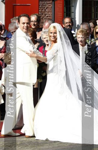 Fijnaart Willemstad 9 mei 2008
Trouwen Frans Bauer en Mariska. Christian Jan en Frans Jr zijn natuurlijk erbij.
Op de foto de vermoorde Tante Doortje Bauer met achter haar, d\'r man Giel de Krom    Tante Doortje de Krom
Peter Smulders bv