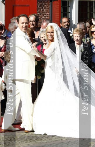 Fijnaart Willemstad 9 mei 2008
Trouwen Frans Bauer en Mariska. Christian Jan en Frans Jr zijn natuurlijk erbij.
Op de foto de vermoorde Tante Doortje Bauer met achter haar, d\'r man Giel de Krom    Tante Doortje de Krom
Peter Smulders bv