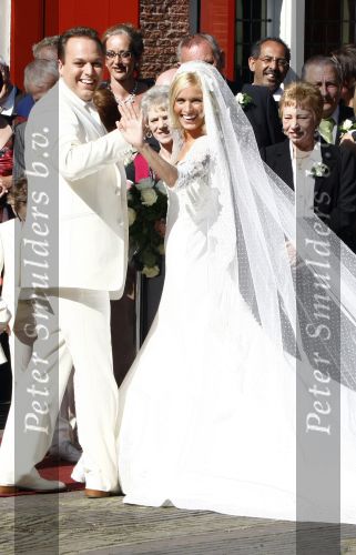 Fijnaart Willemstad 9 mei 2008
Trouwen Frans Bauer en Mariska. Christian Jan en Frans Jr zijn natuurlijk erbij.
Op de foto de vermoorde Tante Doortje Bauer met achter haar, d\'r man Giel de Krom    Tante Doortje de Krom
Peter Smulders bv