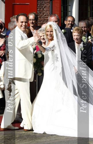 Fijnaart Willemstad 9 mei 2008
Trouwen Frans Bauer en Mariska. Christian Jan en Frans Jr zijn natuurlijk erbij.
Op de foto de vermoorde Tante Doortje Bauer met achter haar, d\'r man Giel de Krom    Tante Doortje de Krom
Peter Smulders bv