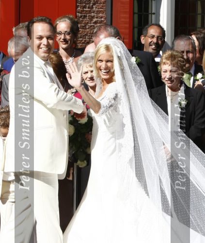 Fijnaart Willemstad 9 mei 2008
Trouwen Frans Bauer en Mariska. Christian Jan en Frans Jr zijn natuurlijk erbij.
Op de foto de vermoorde Tante Doortje Bauer met achter haar, d\'r man Giel de Krom    Tante Doortje de Krom
Peter Smulders bv