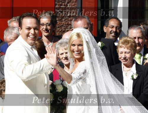 Fijnaart Willemstad 9 mei 2008
Trouwen Frans Bauer en Mariska. Christian Jan en Frans Jr zijn natuurlijk erbij.
Op de foto de vermoorde Tante Doortje Bauer met achter haar, d\'r man Giel de Krom    Tante Doortje de Krom
Peter Smulders bv