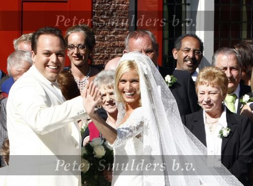 Fijnaart Willemstad 9 mei 2008
Trouwen Frans Bauer en Mariska. Christian Jan en Frans Jr zijn natuurlijk erbij.
Op de foto de vermoorde Tante Doortje Bauer met achter haar, d\'r man Giel de Krom    Tante Doortje de Krom
Peter Smulders bv