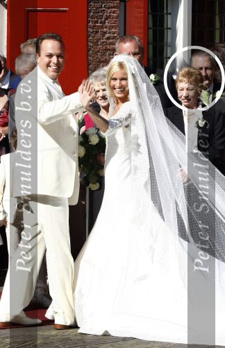 Fijnaart Willemstad 9 mei 2008
Trouwen Frans Bauer en Mariska. Christian Jan en Frans Jr zijn natuurlijk erbij.
Op de foto de vermoorde Tante Doortje Bauer met achter haar, d\'r man Giel de Krom    Tante Doortje de Krom
Peter Smulders bv