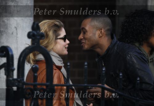 Amsterdam 16 maart 2010
Doutzen Kroes in Amsterdam. Haar vriend Sunnery James komt bij het amerikaanse consulaat blij naar buiten omdat een werkvisum voor Amerika heeft gekregen.
Peter Smulders bv