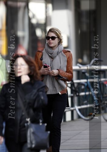 Amsterdam 16 maart 2010
Doutzen Kroes in Amsterdam. Haar vriend Sunnery James komt bij het amerikaanse consulaat blij naar buiten omdat een werkvisum voor Amerika heeft gekregen.
Peter Smulders bv