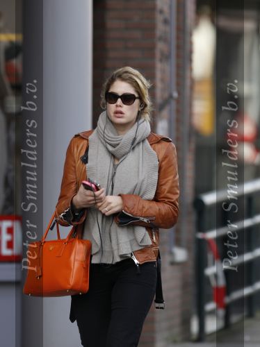 Amsterdam 16 maart 2010
Doutzen Kroes in Amsterdam. Haar vriend Sunnery James komt bij het amerikaanse consulaat blij naar buiten omdat een werkvisum voor Amerika heeft gekregen.
Peter Smulders bv