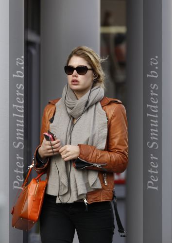 Amsterdam 16 maart 2010
Doutzen Kroes in Amsterdam. Haar vriend Sunnery James komt bij het amerikaanse consulaat blij naar buiten omdat een werkvisum voor Amerika heeft gekregen.
Peter Smulders bv