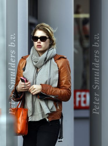 Amsterdam 16 maart 2010
Doutzen Kroes in Amsterdam. Haar vriend Sunnery James komt bij het amerikaanse consulaat blij naar buiten omdat een werkvisum voor Amerika heeft gekregen.
Peter Smulders bv
