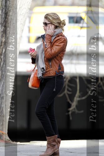 Amsterdam 16 maart 2010
Doutzen Kroes in Amsterdam. Haar vriend Sunnery James komt bij het amerikaanse consulaat blij naar buiten omdat een werkvisum voor Amerika heeft gekregen.
Peter Smulders bv