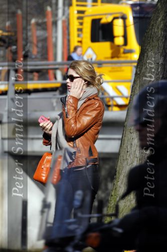 Amsterdam 16 maart 2010
Doutzen Kroes in Amsterdam. Haar vriend Sunnery James komt bij het amerikaanse consulaat blij naar buiten omdat een werkvisum voor Amerika heeft gekregen.
Peter Smulders bv