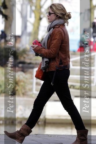 Amsterdam 16 maart 2010
Doutzen Kroes in Amsterdam. Haar vriend Sunnery James komt bij het amerikaanse consulaat blij naar buiten omdat een werkvisum voor Amerika heeft gekregen.
Peter Smulders bv