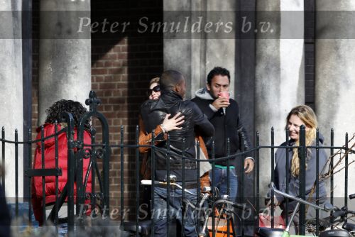 Amsterdam 16 maart 2010
Doutzen Kroes in Amsterdam. Haar vriend Sunnery James komt bij het amerikaanse consulaat blij naar buiten omdat een werkvisum voor Amerika heeft gekregen.
Peter Smulders bv