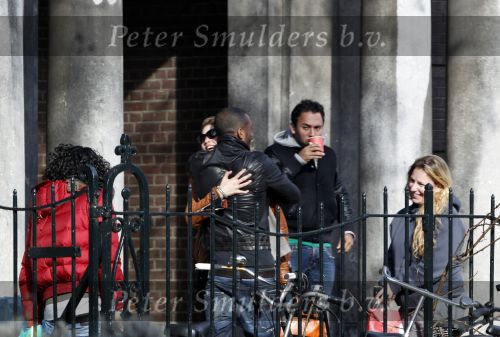 Amsterdam 16 maart 2010
Doutzen Kroes in Amsterdam. Haar vriend Sunnery James komt bij het amerikaanse consulaat blij naar buiten omdat een werkvisum voor Amerika heeft gekregen.
Peter Smulders bv