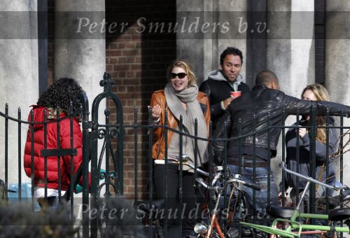 Amsterdam 16 maart 2010
Doutzen Kroes in Amsterdam. Haar vriend Sunnery James komt bij het amerikaanse consulaat blij naar buiten omdat een werkvisum voor Amerika heeft gekregen.
Peter Smulders bv
