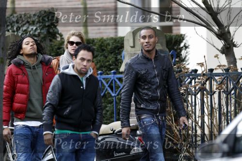 Amsterdam 16 maart 2010
Doutzen Kroes in Amsterdam. Haar vriend Sunnery James komt bij het amerikaanse consulaat blij naar buiten omdat een werkvisum voor Amerika heeft gekregen.
Peter Smulders bv