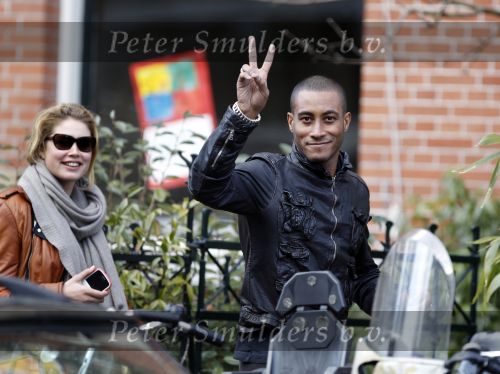 Amsterdam 16 maart 2010
Doutzen Kroes in Amsterdam. Haar vriend Sunnery James komt bij het amerikaanse consulaat blij naar buiten omdat een werkvisum voor Amerika heeft gekregen.
Peter Smulders bv
