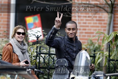 Amsterdam 16 maart 2010
Doutzen Kroes in Amsterdam. Haar vriend Sunnery James komt bij het amerikaanse consulaat blij naar buiten omdat een werkvisum voor Amerika heeft gekregen.
Peter Smulders bv