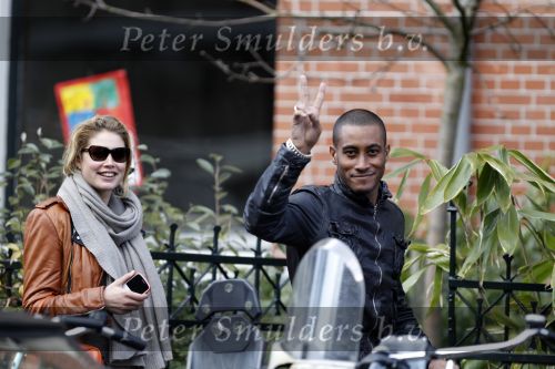 Amsterdam 16 maart 2010
Doutzen Kroes in Amsterdam. Haar vriend Sunnery James komt bij het amerikaanse consulaat blij naar buiten omdat een werkvisum voor Amerika heeft gekregen.
Peter Smulders bv