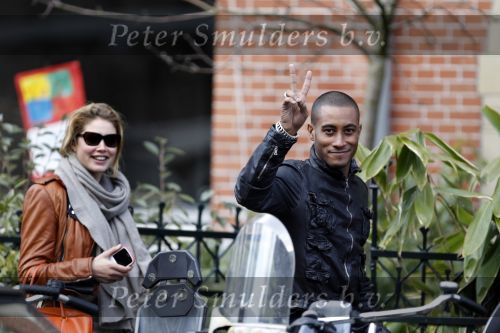 Amsterdam 16 maart 2010
Doutzen Kroes in Amsterdam. Haar vriend Sunnery James komt bij het amerikaanse consulaat blij naar buiten omdat een werkvisum voor Amerika heeft gekregen.
Peter Smulders bv
