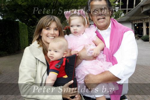 Kaatsheuvel 2 augustus 2009
Premiere show in de efteling. Emile Ratelband met vrouw Moon en hun kinderen
Peter Smulders bv