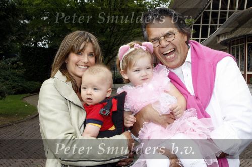 Kaatsheuvel 2 augustus 2009
Premiere show in de efteling. Emile Ratelband met vrouw Moon en hun kinderen
Peter Smulders bv