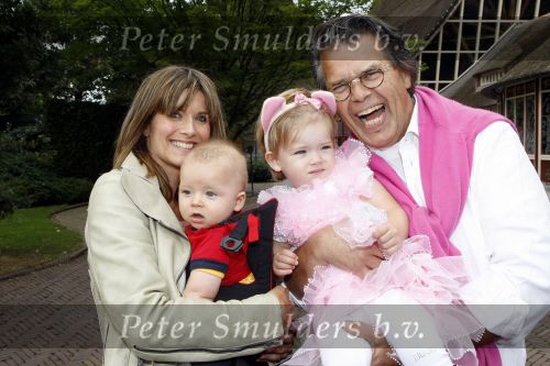 Kaatsheuvel 2 augustus 2009
Premiere show in de efteling. Emile Ratelband met vrouw Moon en hun kinderen
Peter Smulders bv