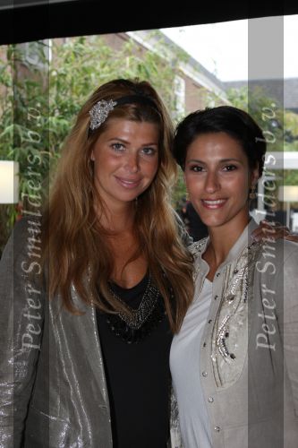 Naarden Vesting, 7 Juni 2009
Perspresentatie van nieuwe produkten Jan des Bouvries en Monique des Bouvrie en Paul Fagel in het Arsenaal.
Estelle Gulli met Kristina Bazilovic
Foto Peter Smulders BV
