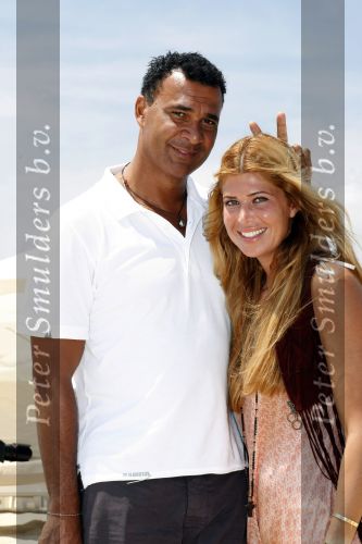 Sant Tropez 27 juni 2009
Ruud Estelle Joelle en Maxim Gullit op vakantie in St Tropez.
Peter Smulders bv