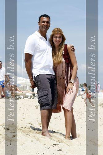 Sant Tropez 27 juni 2009
Ruud Estelle Joelle en Maxim Gullit op vakantie in St Tropez.
Peter Smulders bv