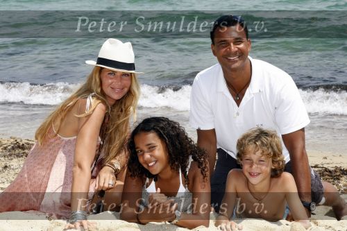 Sant Tropez 27 juni 2009
Ruud Estelle Joelle en Maxim Gullit op vakantie in St Tropez.
Peter Smulders bv