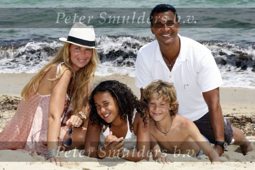 Sant Tropez 27 juni 2009
Ruud Estelle Joelle en Maxim Gullit op vakantie in St Tropez.
Peter Smulders bv