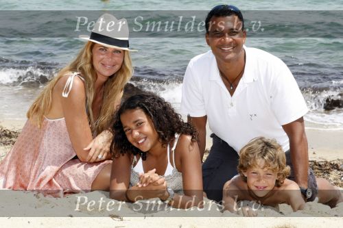 Sant Tropez 27 juni 2009
Ruud Estelle Joelle en Maxim Gullit op vakantie in St Tropez.
Peter Smulders bv
