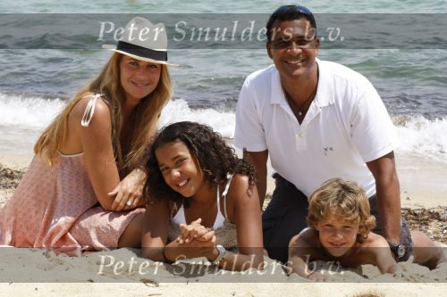 Sant Tropez 27 juni 2009
Ruud Estelle Joelle en Maxim Gullit op vakantie in St Tropez.
Peter Smulders bv