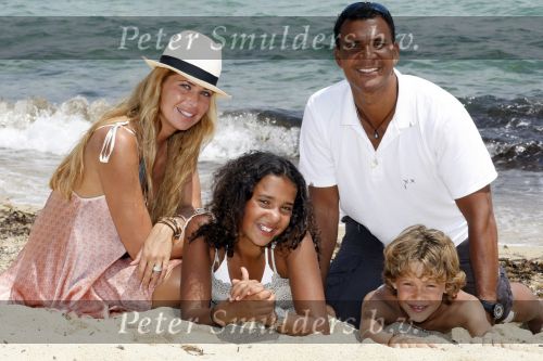 Sant Tropez 27 juni 2009
Ruud Estelle Joelle en Maxim Gullit op vakantie in St Tropez.
Peter Smulders bv