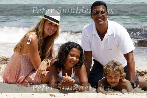 Sant Tropez 27 juni 2009
Ruud Estelle Joelle en Maxim Gullit op vakantie in St Tropez.
Peter Smulders bv