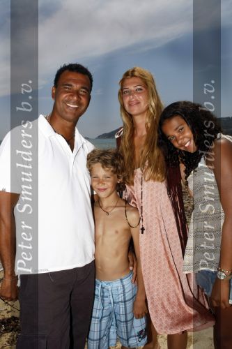 Sant Tropez 27 juni 2009
Ruud Estelle Joelle en Maxim Gullit op vakantie in St Tropez.
Peter Smulders bv
